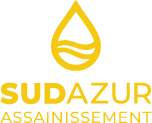 le logo de la société Sud Azur Assainissement, représentant une goutte d'eau jaune, avec le nom de la société en dessous